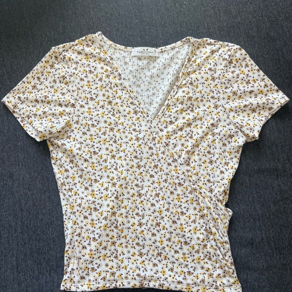 Kendall & Kylie Fitted Wrap T-Shirt White Yellow